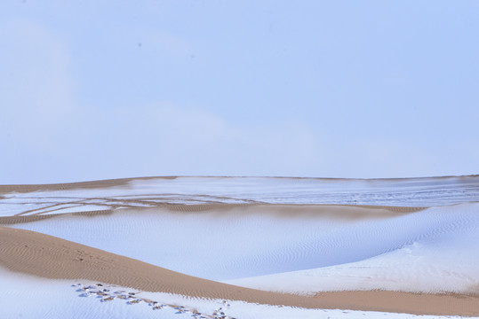 冬季雪后的腾格里沙漠