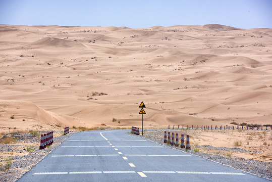 内蒙古阿拉善腾格里沙漠穿沙公路