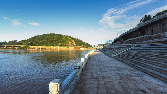 蓝天白云河流休闲道城市景观