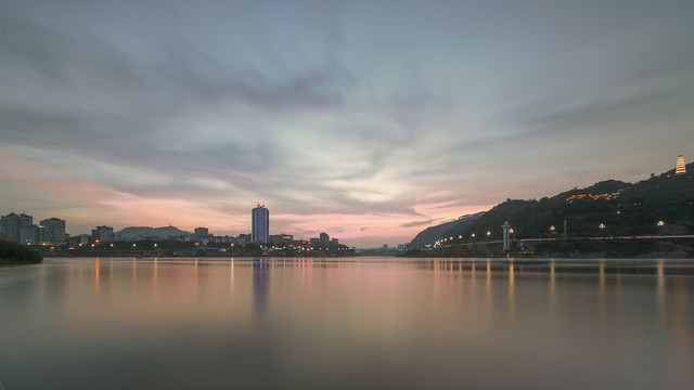 云南三江汇流晚霞城市景观