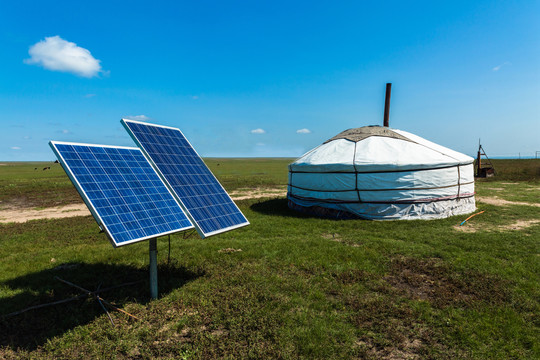 夏季草原蒙古包太阳能板