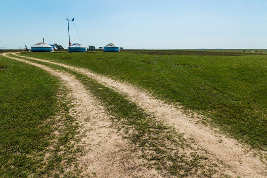 草原蒙古包道路