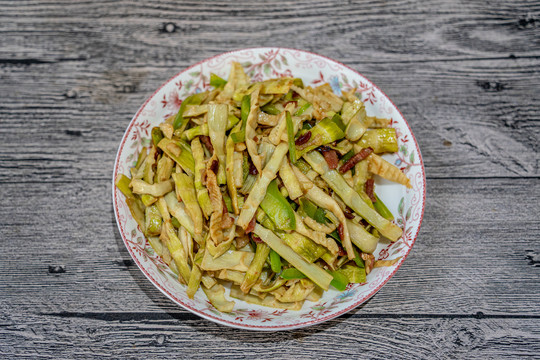 腊肉炒笋