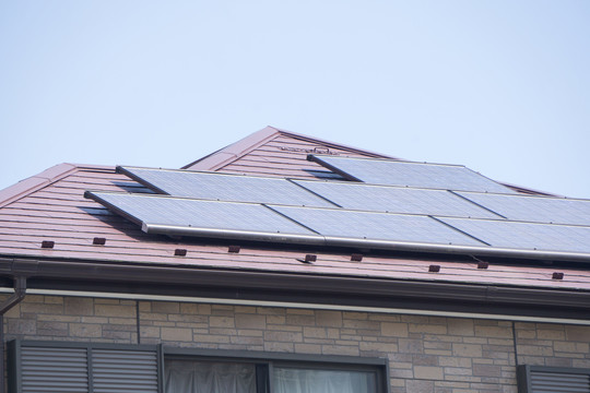 屋顶的太阳能电池板组