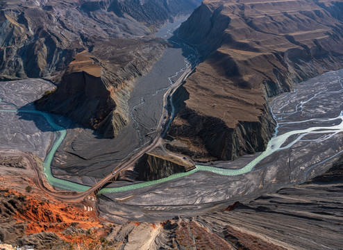 新疆安集海大峡谷的河流
