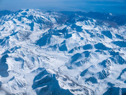飞机上航拍新疆连绵不断的雪山