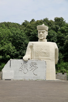 吴大瀓雕像