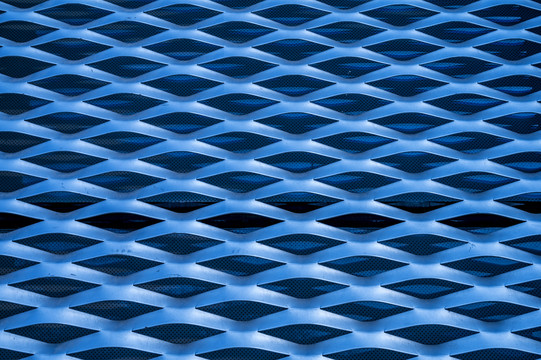 蓝色镂空花纹金属围栏
