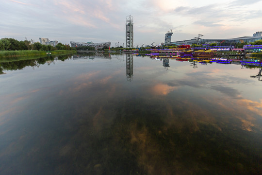 日落彩霞中的北京市玲珑塔和鸟巢