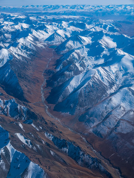 飞机上航拍新疆天山雪山