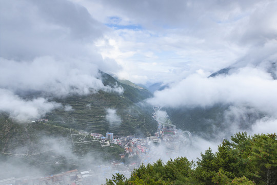 四川康定云雾仙境城市自然景观