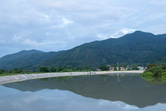 天空山水湖泊