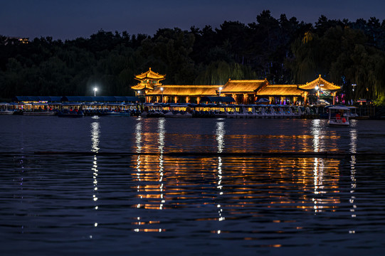 夏季的中国长春南湖公园夜景