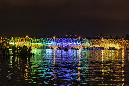 夏季的中国长春南湖公园夜景