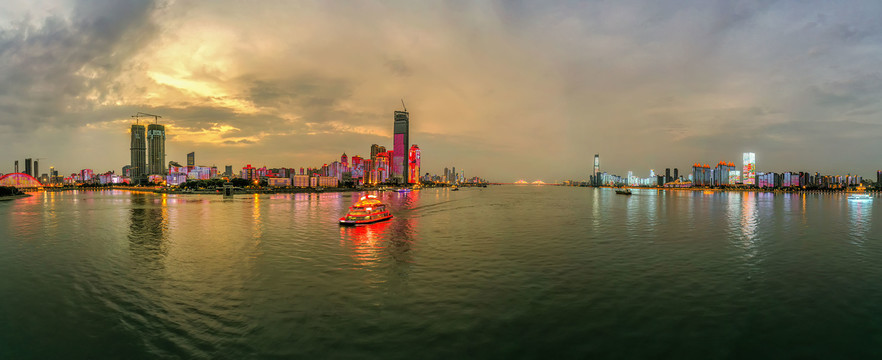 宽阔的汉江长江江面夜景