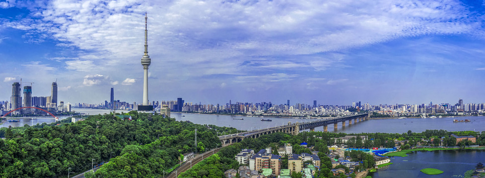 蓝天白云下的武汉长江大桥全景