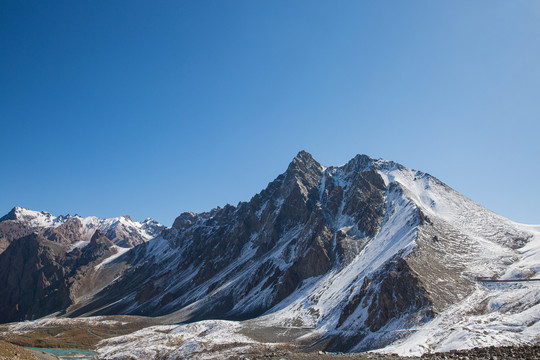 独库公路雪山