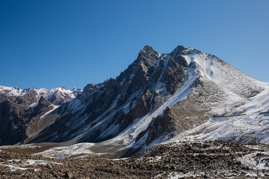 独库公路雪山