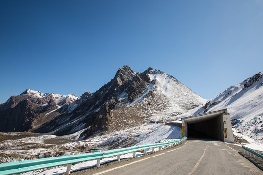 独库公路雪山