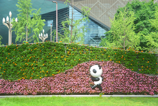 成都天府广场熊猫雕塑垂直绿化墙
