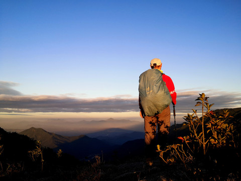 夕阳下的登山者