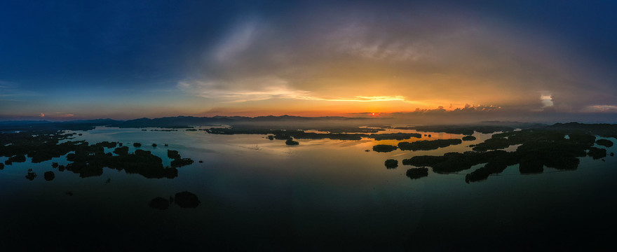 鸟瞰湖上落日全景图