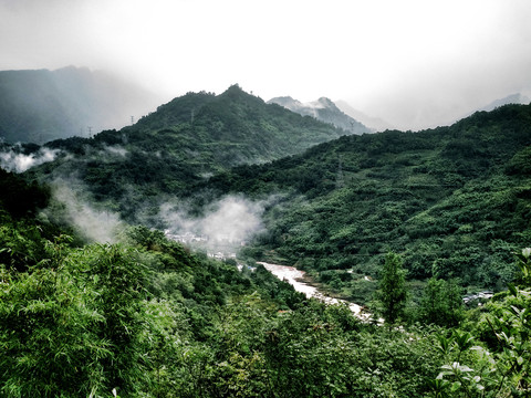 大山云雾飘渺