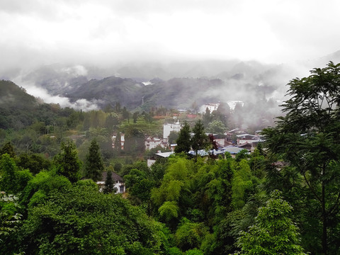 大山云雾飘渺人家