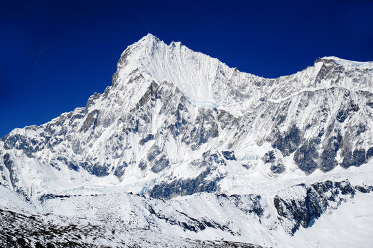 西藏蓝天下有蓝色冰川的雪山