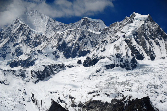 西藏蓝天下喜马拉雅山脉雪山群峰