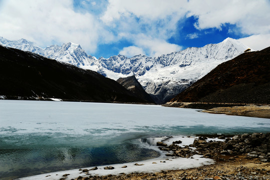 西藏高海拔山脉中的雪山冰湖