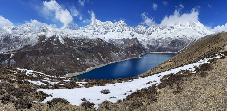 全景西藏蓝天下高原湖泊和雪山群