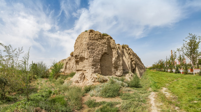 巴里坤古城墙遗址