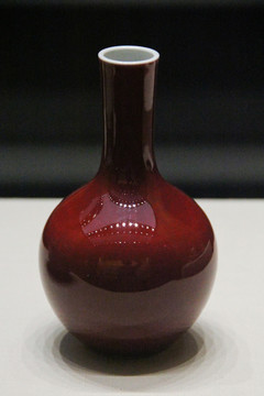 清乾隆祭红釉瓶