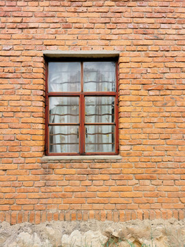 红砖墙铁窗子民居