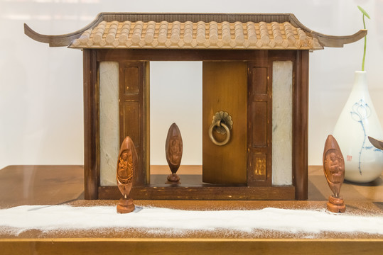 中式木门雕塑