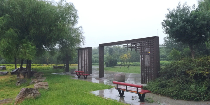 雨天公园长椅
