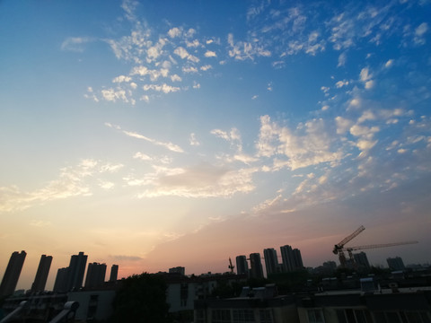 夕阳下的塔吊