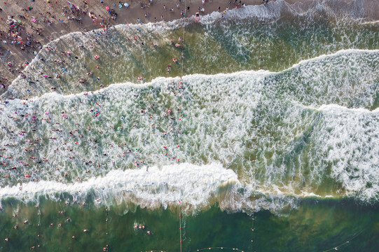 夏日海边游泳