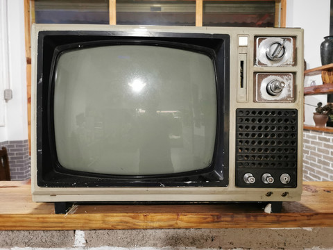 黑白老电视机