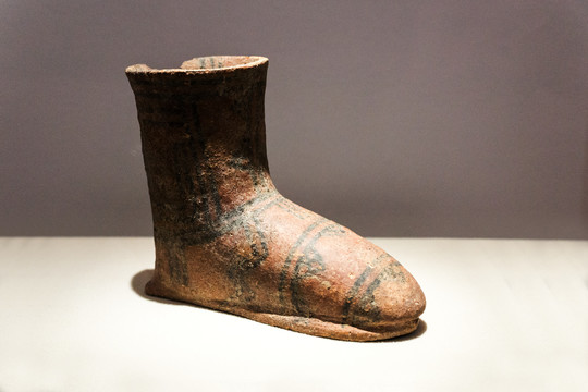 新石器时代彩陶靴