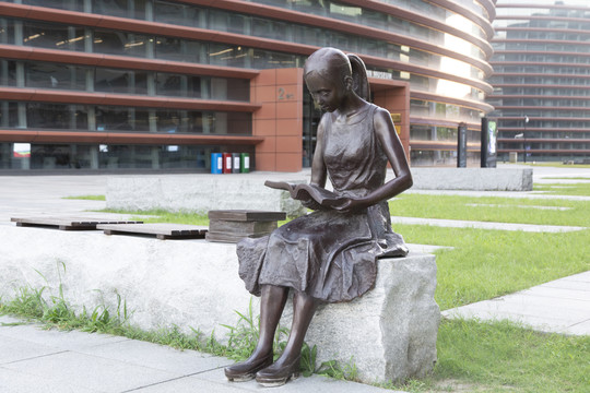 阅读的女孩雕塑