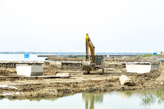 湖面桥梁工程建设