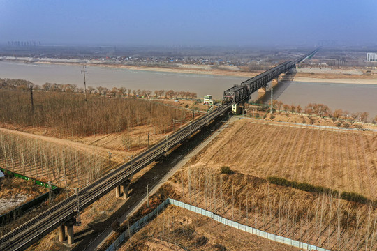 鸟瞰济南黄河铁路大桥