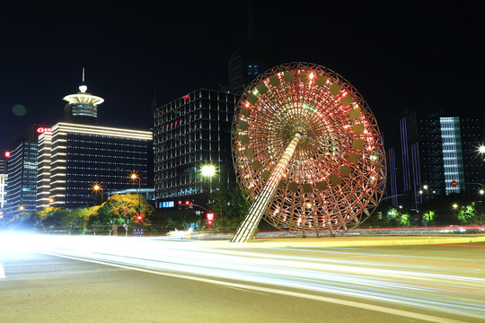 城市雕塑日晷夜景