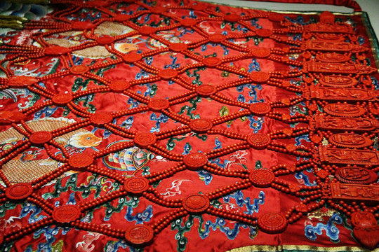 红色绣缎象牙璎珞佛衣裙
