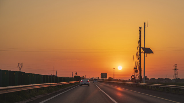 高速公路上的日出