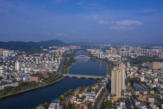 鸟瞰城市山水风光