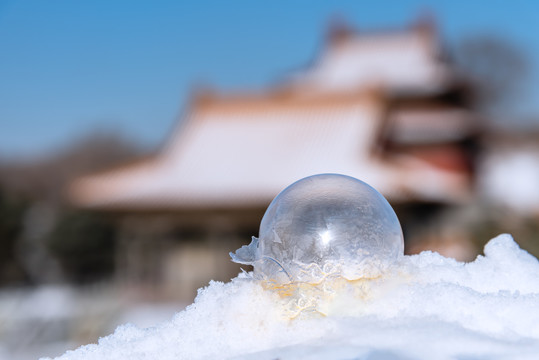 冬天雪后古建筑背景和肥皂泡