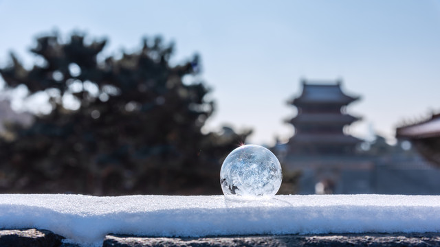 冬天雪后古建筑背景和肥皂泡